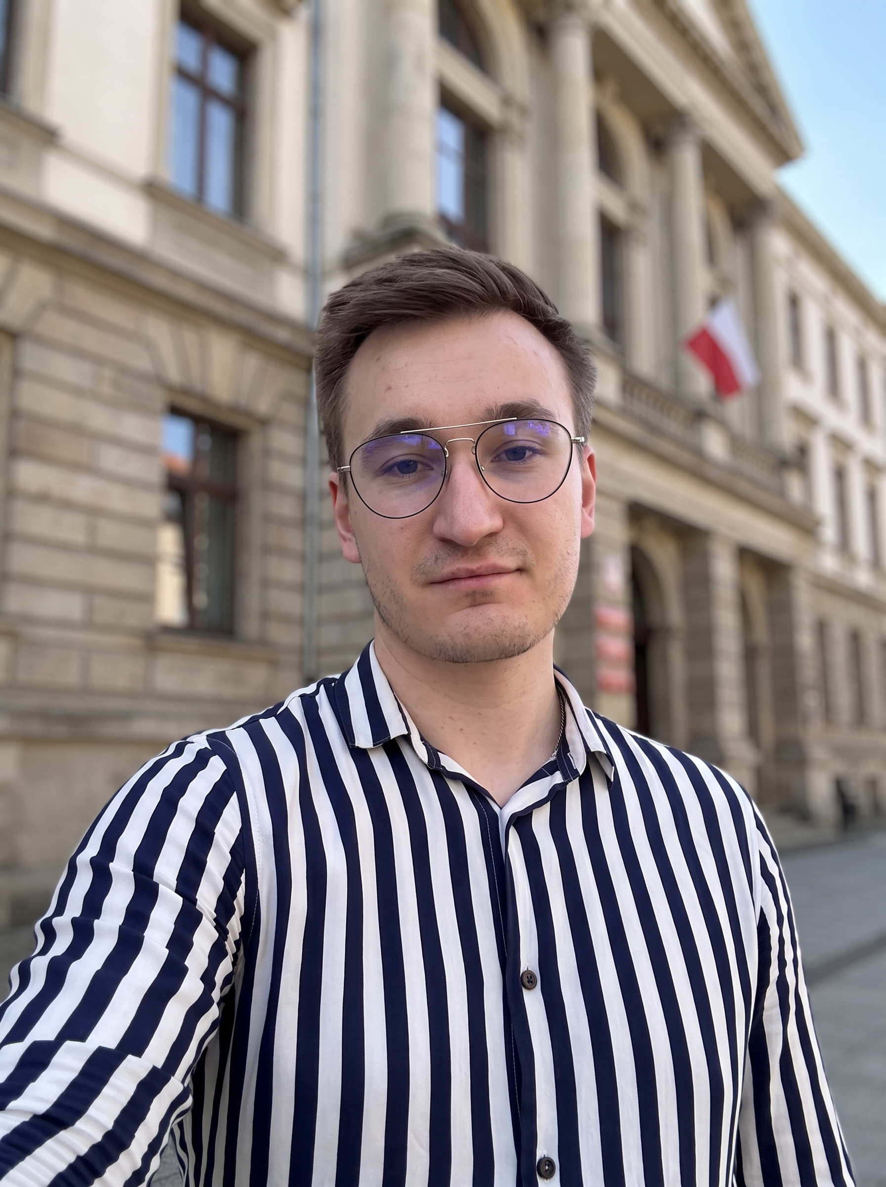 Adam Kałużny — założyciel Kancelarii Nadzoru Prawnego i Mediacji w Zielonej Górze, portret w koszuli